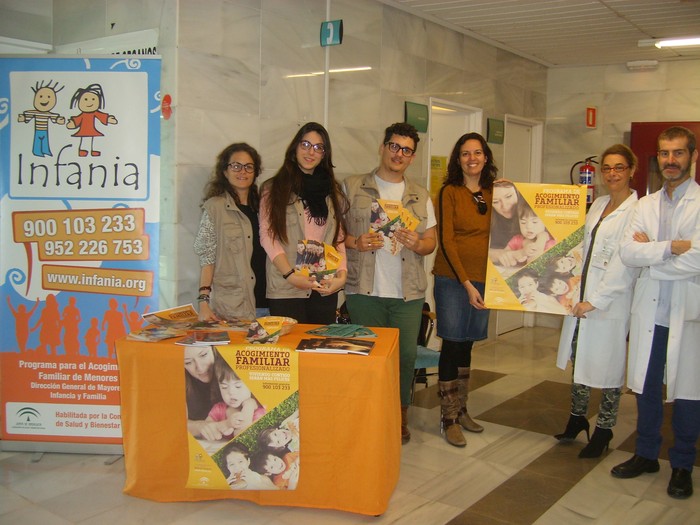 La Junta e Infania trasladan al Hospital Costa del Sol una campaña de captación de familias para la atención de menores con necesidades especiales