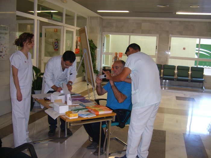 La unidad de Neumología del Hospital Costa del Sol realiza una campaña para informar y concienciar de la importancia de dejar de fumar