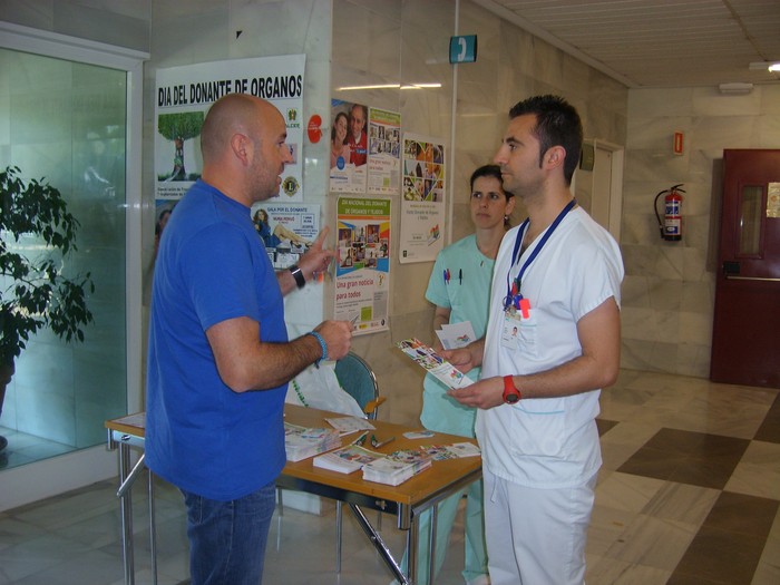 El Hospital Costa del Sol realiza una campaña informativa en consultas externas para concienciar sobre la necesidad de donar órganos
