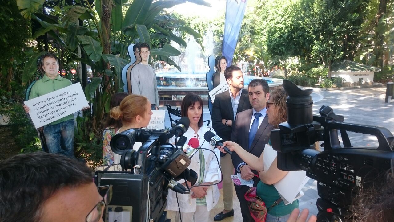 Profesionales del Hospital Costa del Sol han participado en una campaña informativa para la sensibilización social hacia los pacientes con psoriasis