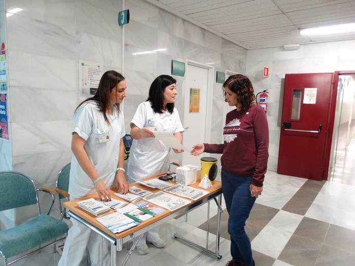 El área de Medicina Interna del Hospital Costa del Sol realiza una campaña para informar y concienciar sobre cómo prevenir la diabetes tipo 2