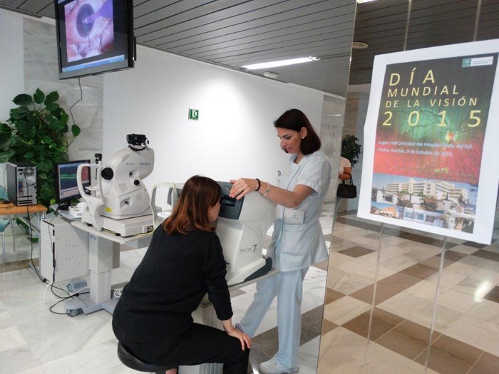 El área de Oftalmología del Hospital Costa del Sol realiza una campaña para informar y concienciar sobre las principales causas de la ceguera