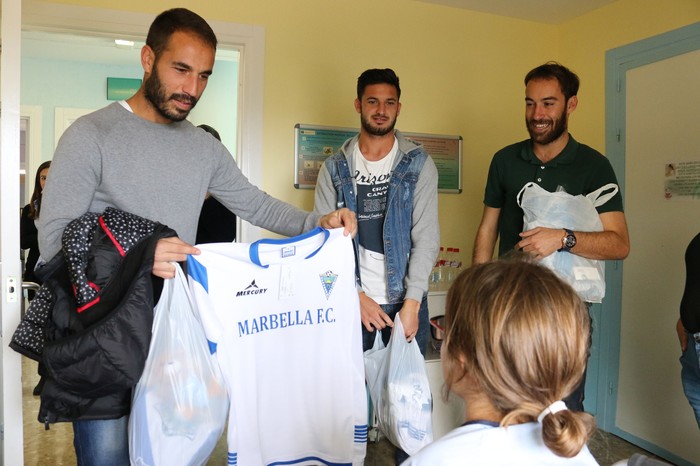 Jugadores del Marbella Fútbol Club visitan el Área de Pediatría del Hospital Costa del Sol