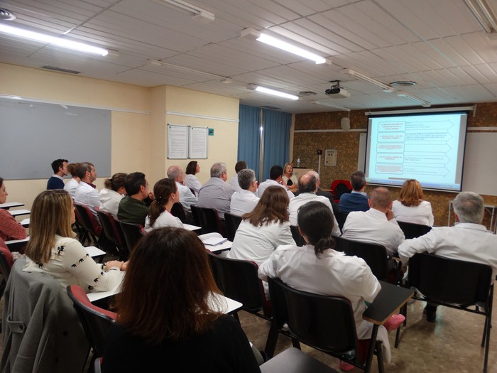 La fiscal de violencia contra la mujer y contra la discriminación de género en Andalucía ofrece una charla a los profesionales del Hospital Costa del Sol