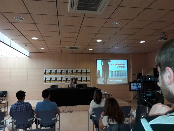 El Área Sanitaria Costa del Sol continúa su campaña de fotoprotección con un taller en Marbella dirigido a deportistas