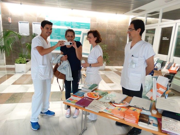 La unidad de Neumología del Hospital Costa del Sol realiza una campaña para informar y concienciar de la importancia de dejar de fumar