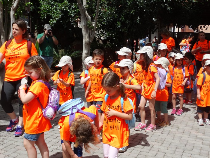 La Campaña de Fotoprotección ha visitado hoy Bioparc Fuengirola en una jornada al aire libre centrada en la prevención del cáncer de piel y el mundo animal