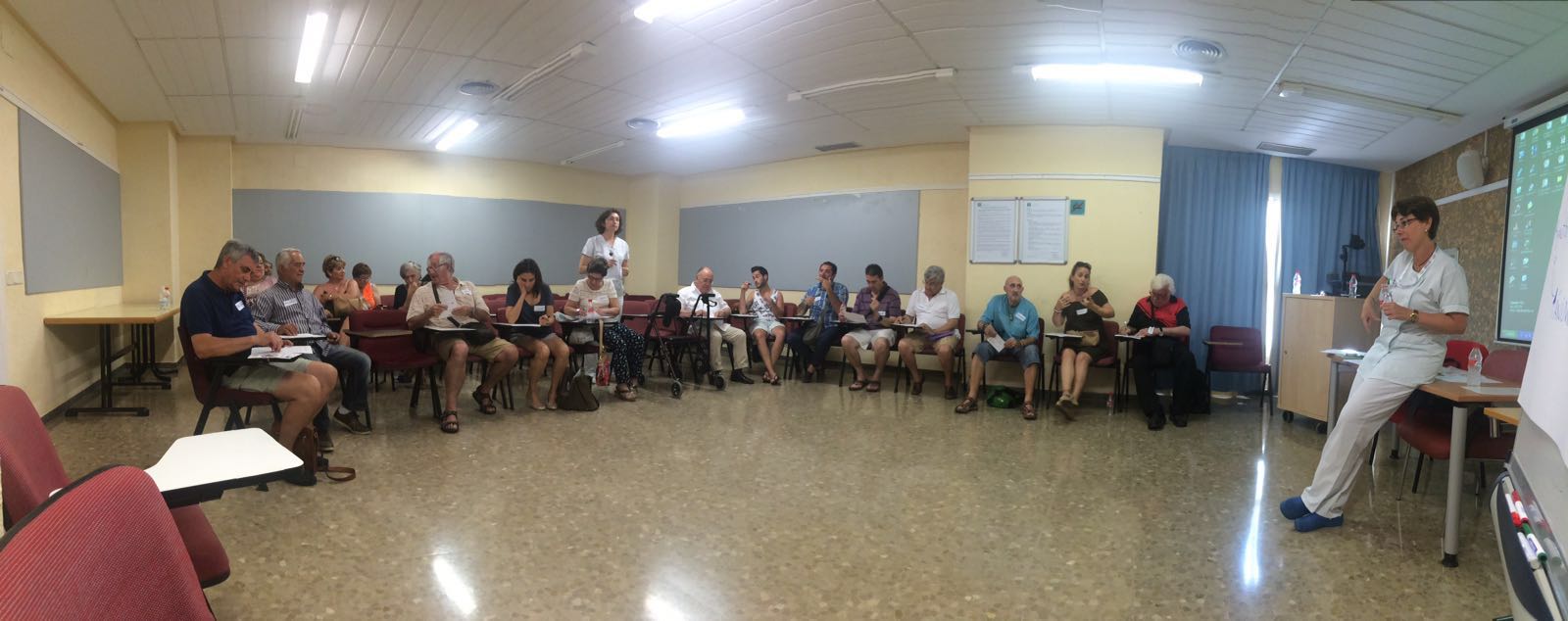 Pacientes y profesionales del Hospital Costa del sol forman a personas con una ostomía para que aprendan a mejorar su calidad de vida
