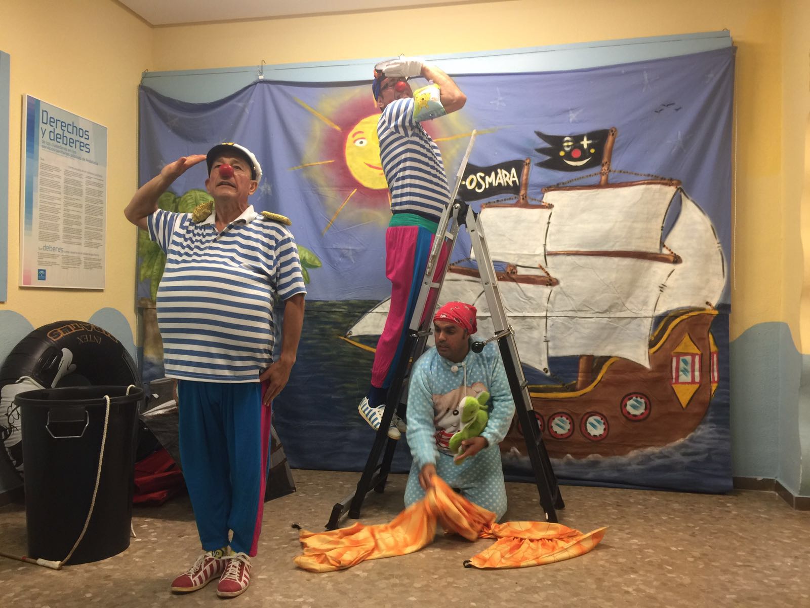 Los más pequeños de la planta de Pediatría asisten a la magia del teatro de la mano de la Compañía Osmara Teatro