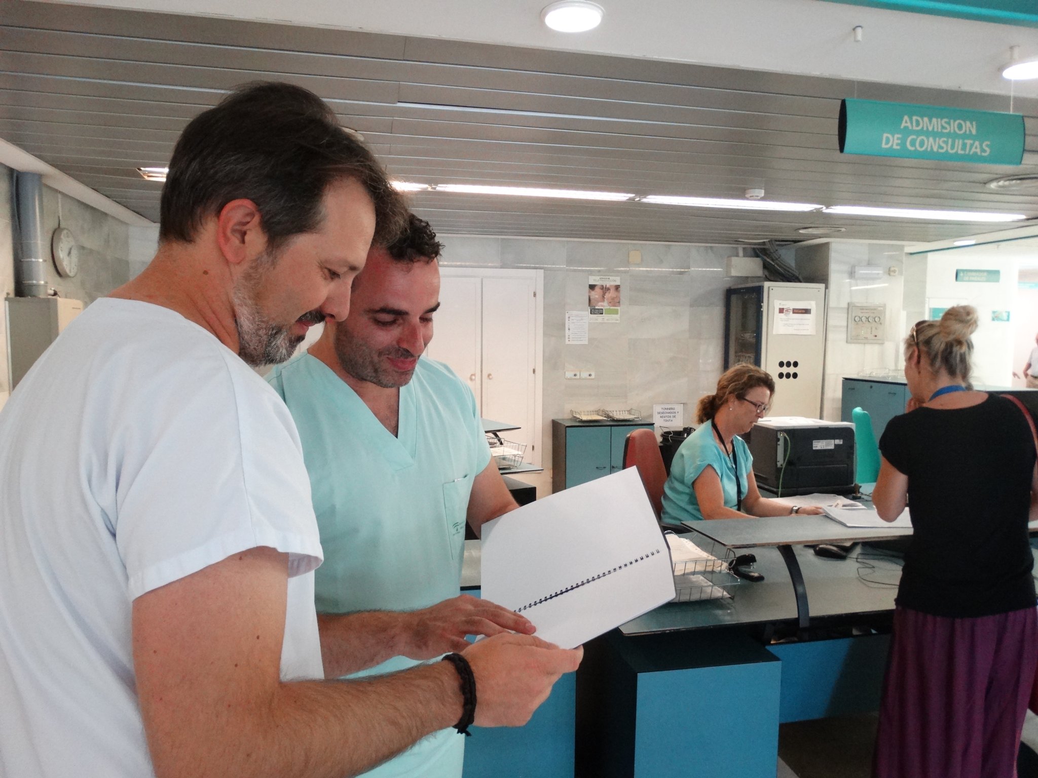El Hospital Costa del Sol pone a disposición de sus usuarios una guía de bienvenida de Consultas Externas en braille