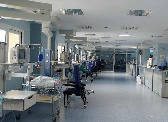 Condenado a ocho meses de prisión, por un delito de atentado y dos de agresión, un hombre que amenazó y agredió a dos profesionales del Hospital Costa del Sol