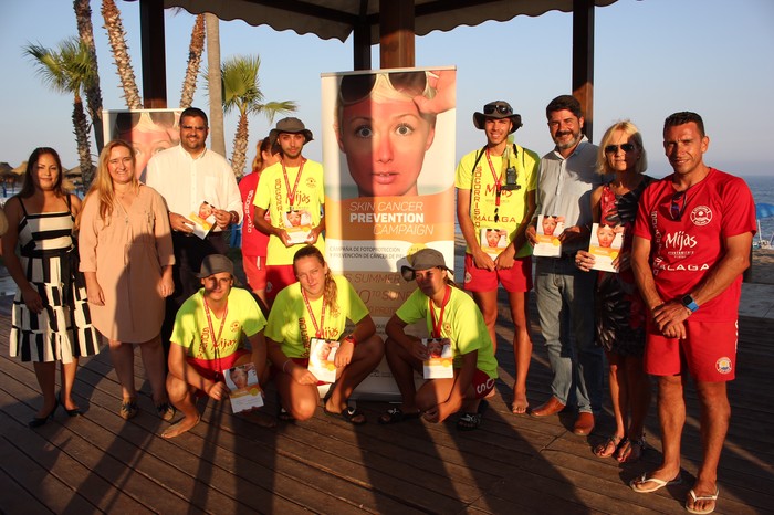 La Campaña de Fotoprotección 2017 llega a las playas de Mijas junto a la iniciativa del Ayuntamiento de esta localidad ‘Este verano no te quemes’
