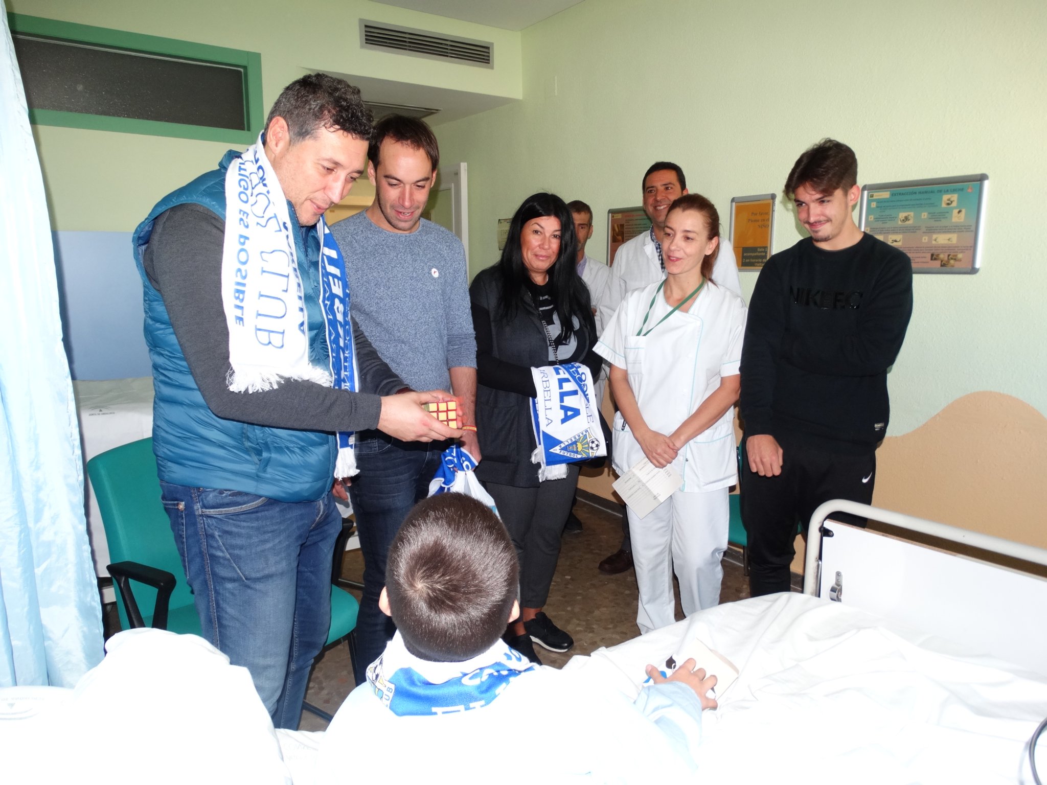 Jugadores del Marbella Fútbol Club visitan el Área de Pediatría del Hospital Costa del Sol