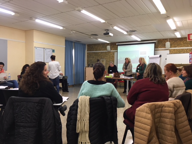 Pacientes y profesionales del Hospital Costa del sol forman a personas con cáncer de mama para que aprendan a mejorar su calidad de vida