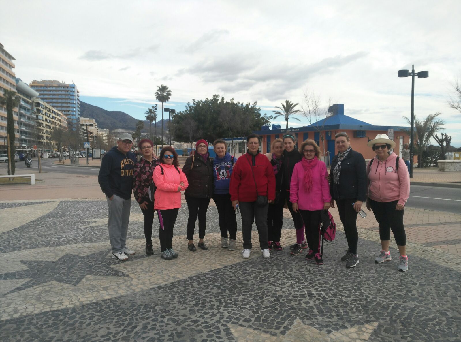 El Hospital Costa del Sol organiza caminatas junto con la AECC bajo la premisa de que el ejercicio físico moderado es beneficioso para el paciente con cáncer