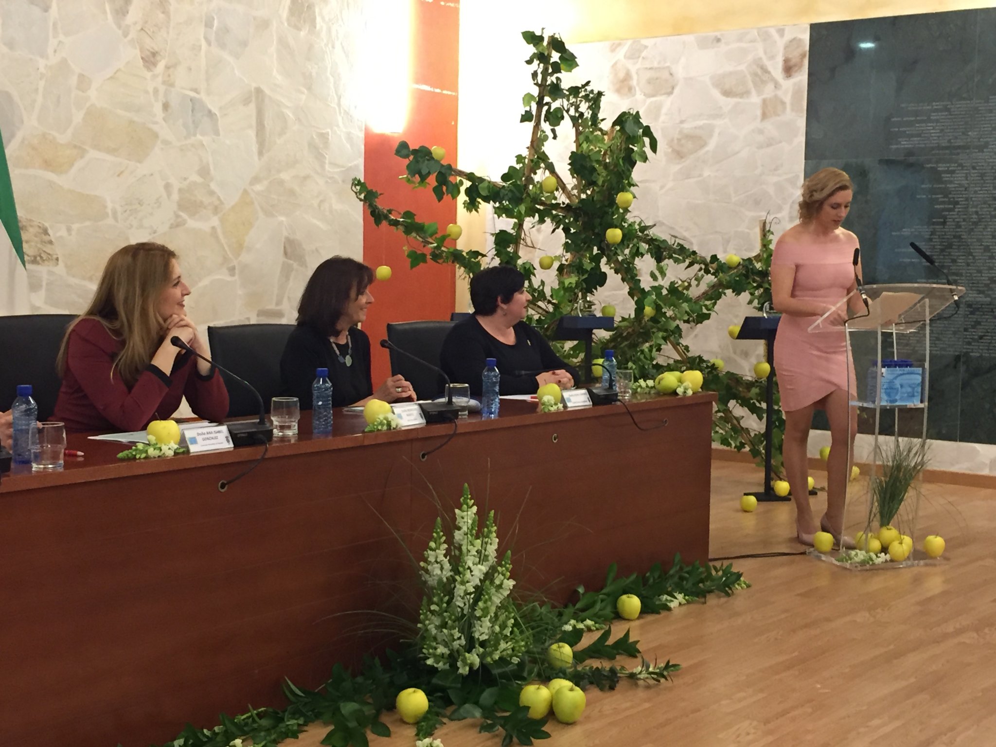 Una enfermera de quirófano del Hospital Costa del Sol, reconocida por el Ayuntamiento de Ojén con motivo del Día Mundial de la Salud