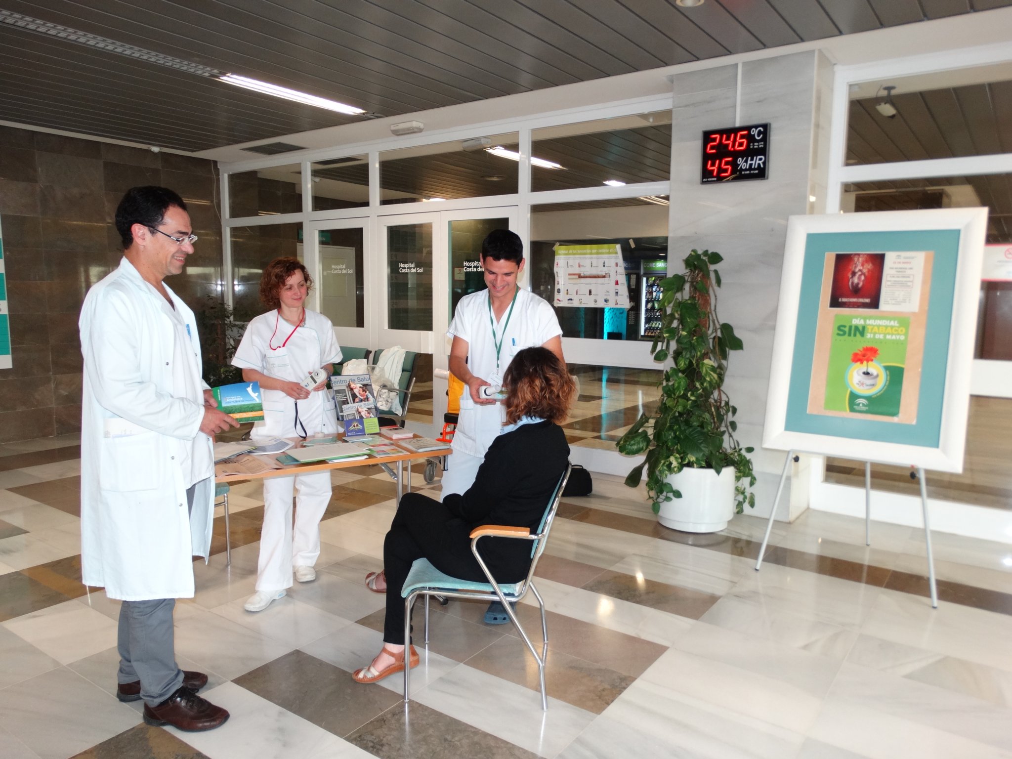 Los hospitales Costa del Sol y Benalmádena realizan una campaña para informar y concienciar de la importancia de dejar de fumar