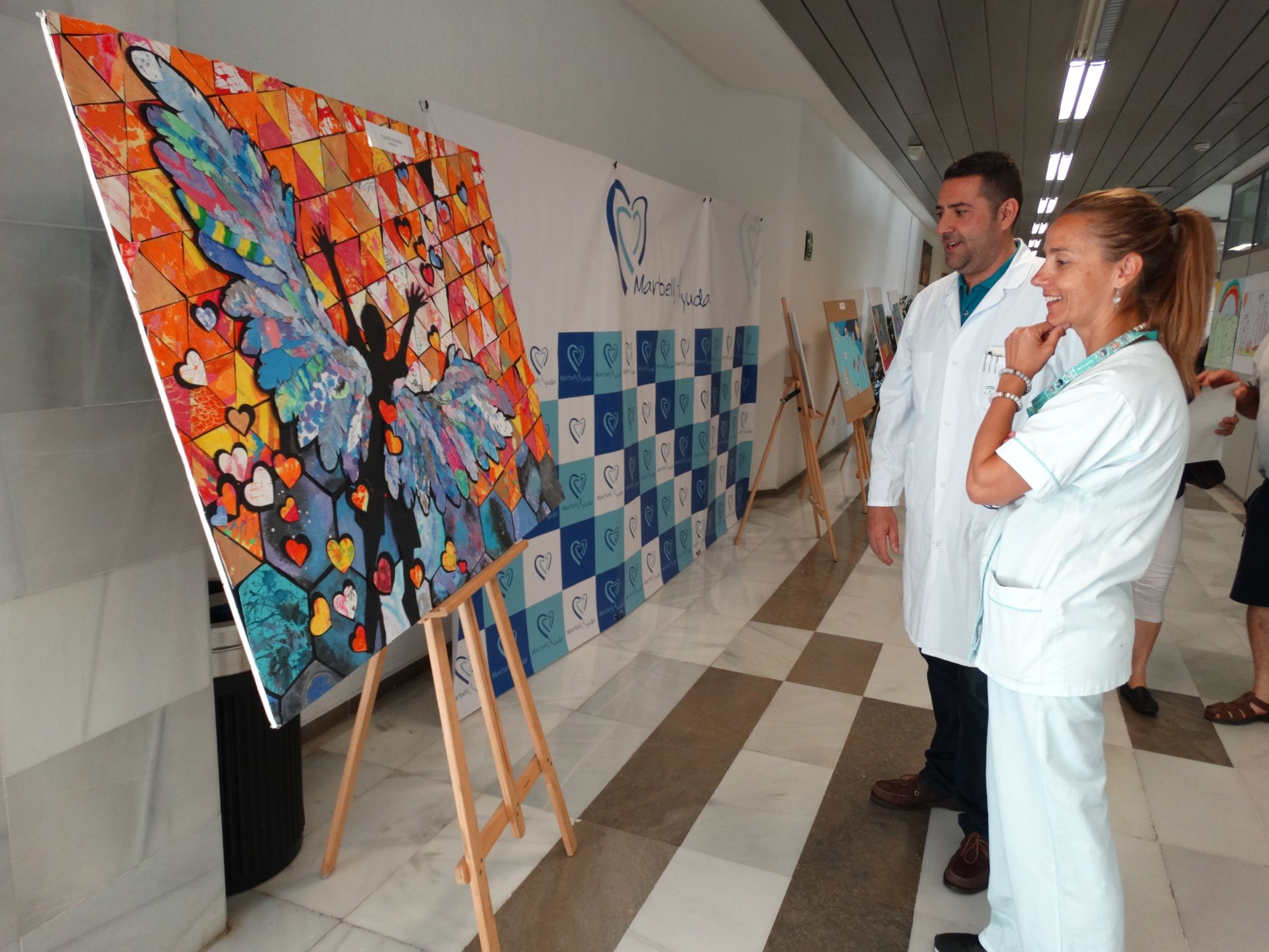 El Hospital Costa del Sol acoge la exposición de los dibujos ganadores y finalistas del concurso de pintura dirigido a colegios de la zona para decorar la planta de Pediatría
