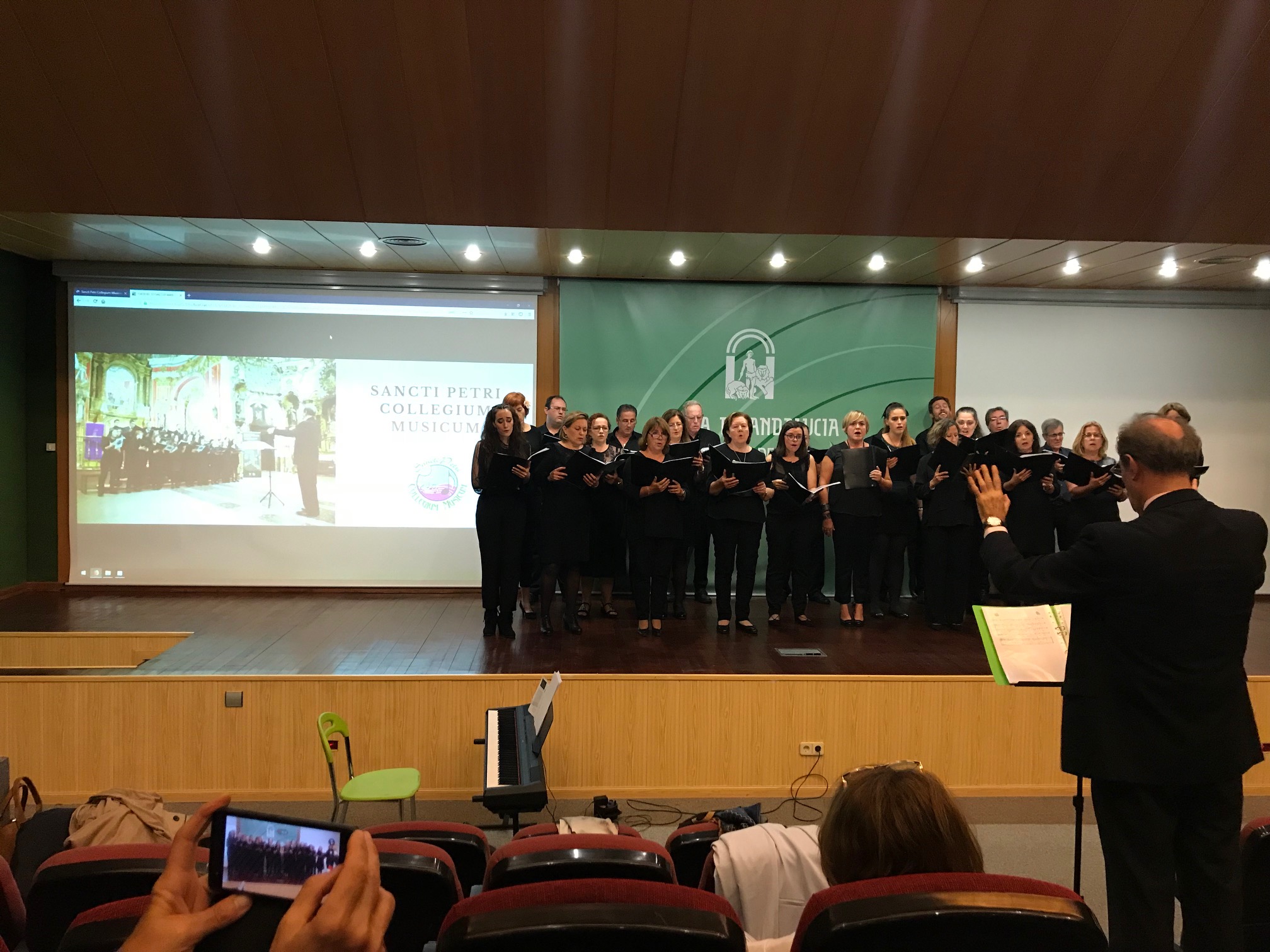 El Coro Sancti Petri Collegium Musicum de Málaga actúa en el Hospital Costa del Sol con motivo de la celebración de su 25 aniversario