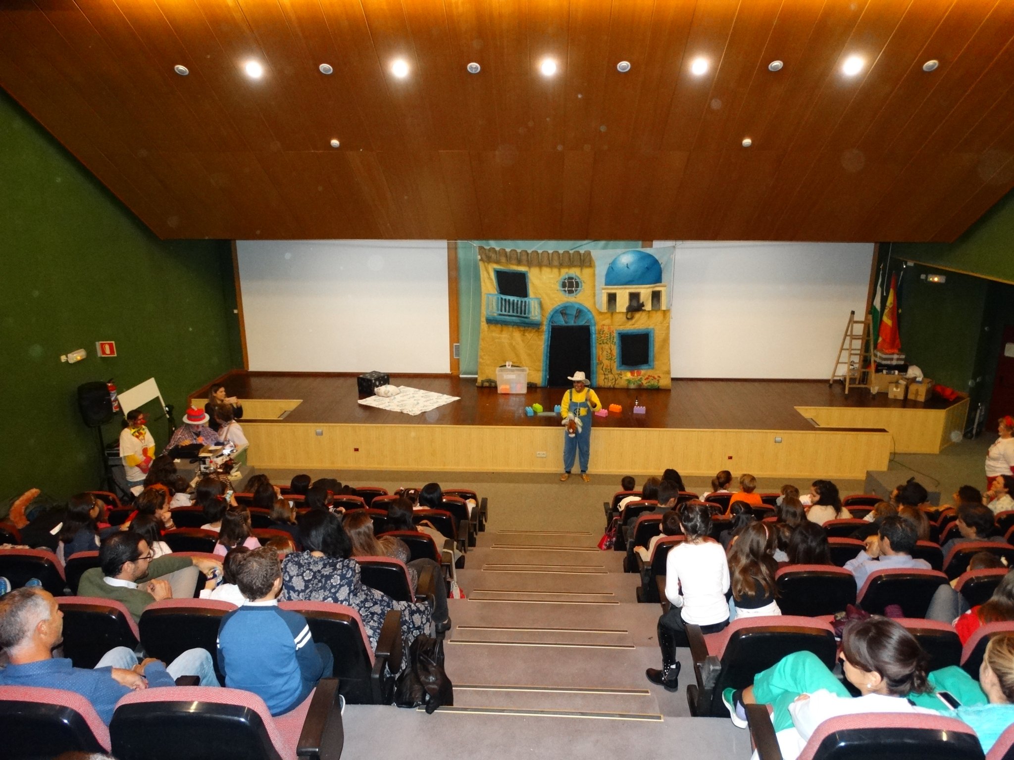 Los más pequeños de la planta de Pediatría del Hospital Costa del Sol disfrutan de la magia del teatro de la Compañía Osmara Teatro