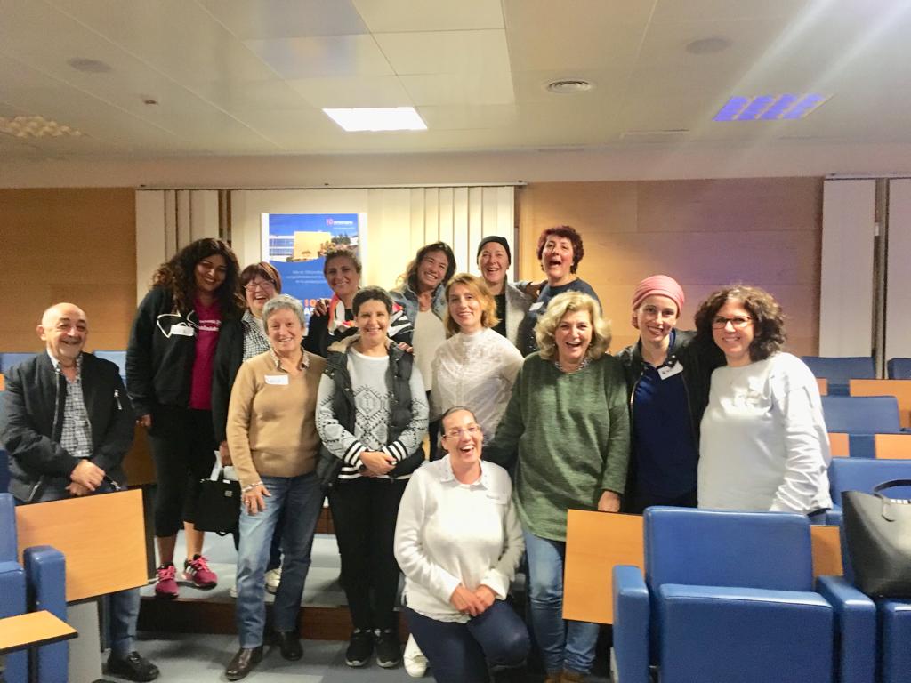 Pacientes y profesionales de la Agencia Sanitaria Costa del Sol forman a personas con cáncer de mama para que aprendan a mejorar su calidad de vida
