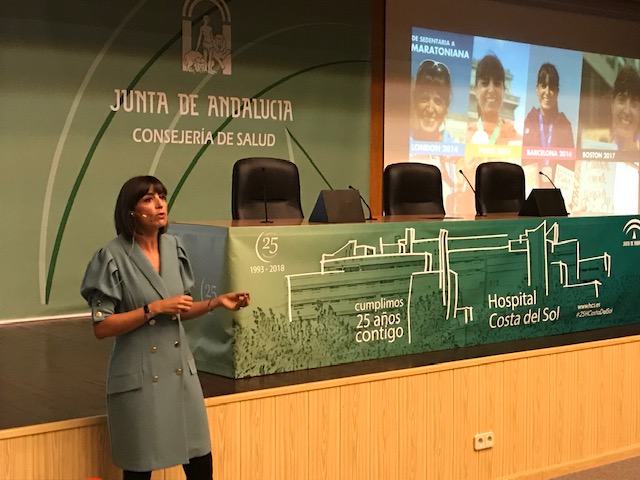 El Hospital Costa del Sol acoge una conferencia de Cristina Mitre sobre ‘Cómo correr sin prisa’ en un encuentro con profesionales y ciudadanía