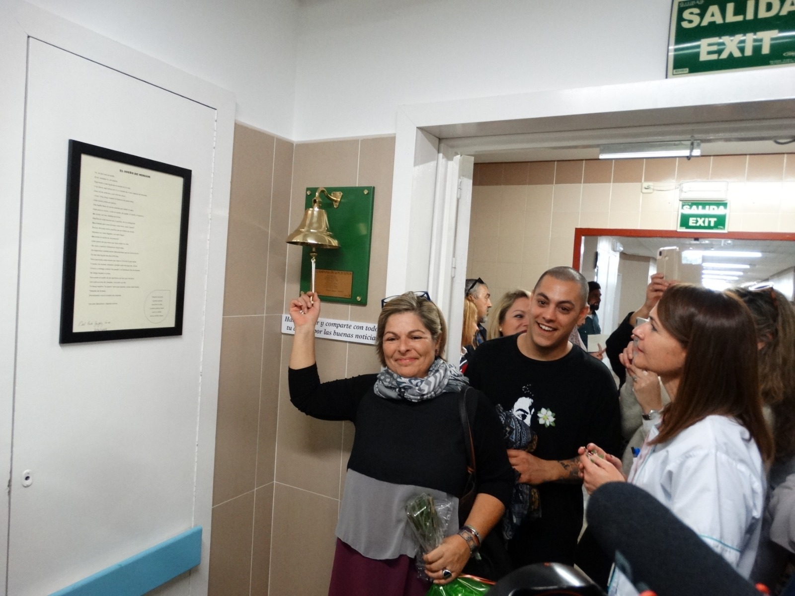 El Hospital Costa del Sol ha acogido hoy la inauguración de la primera ‘Campana de los sueños’ de la AECC, iniciativa de Miriam Segura Navarro