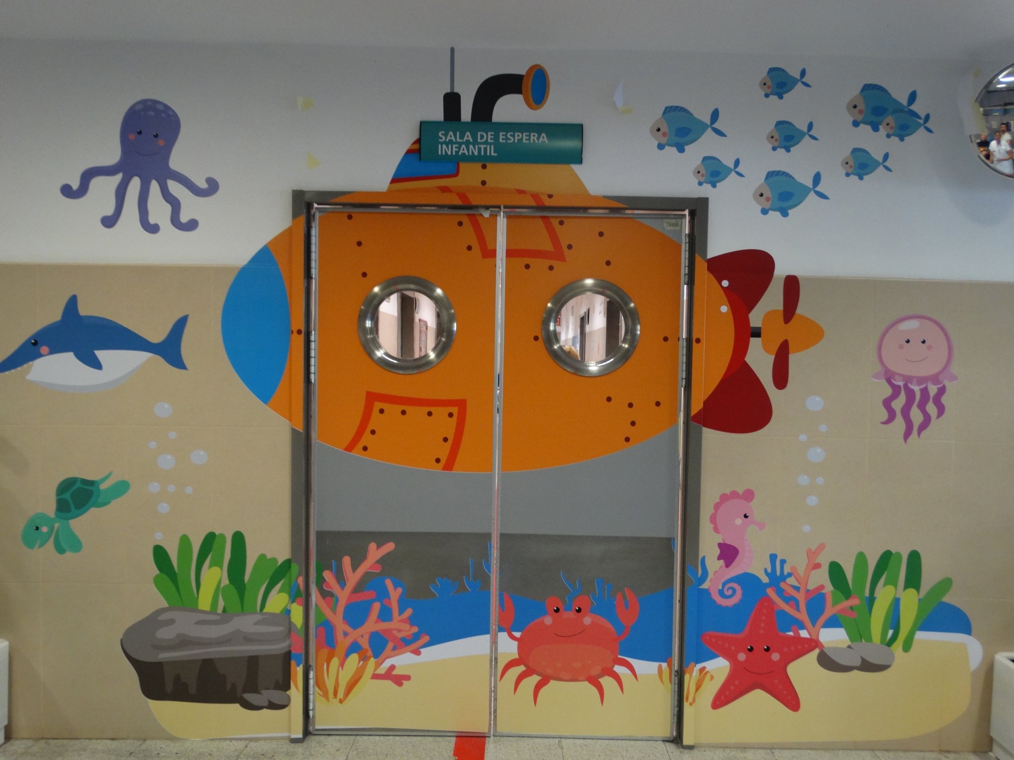 La sala de Pediatría de la unidad de Urgencias del Hospital Costa del Sol estrena hoy nueva decoración para hacer más amena y divertida la estancia de los niños