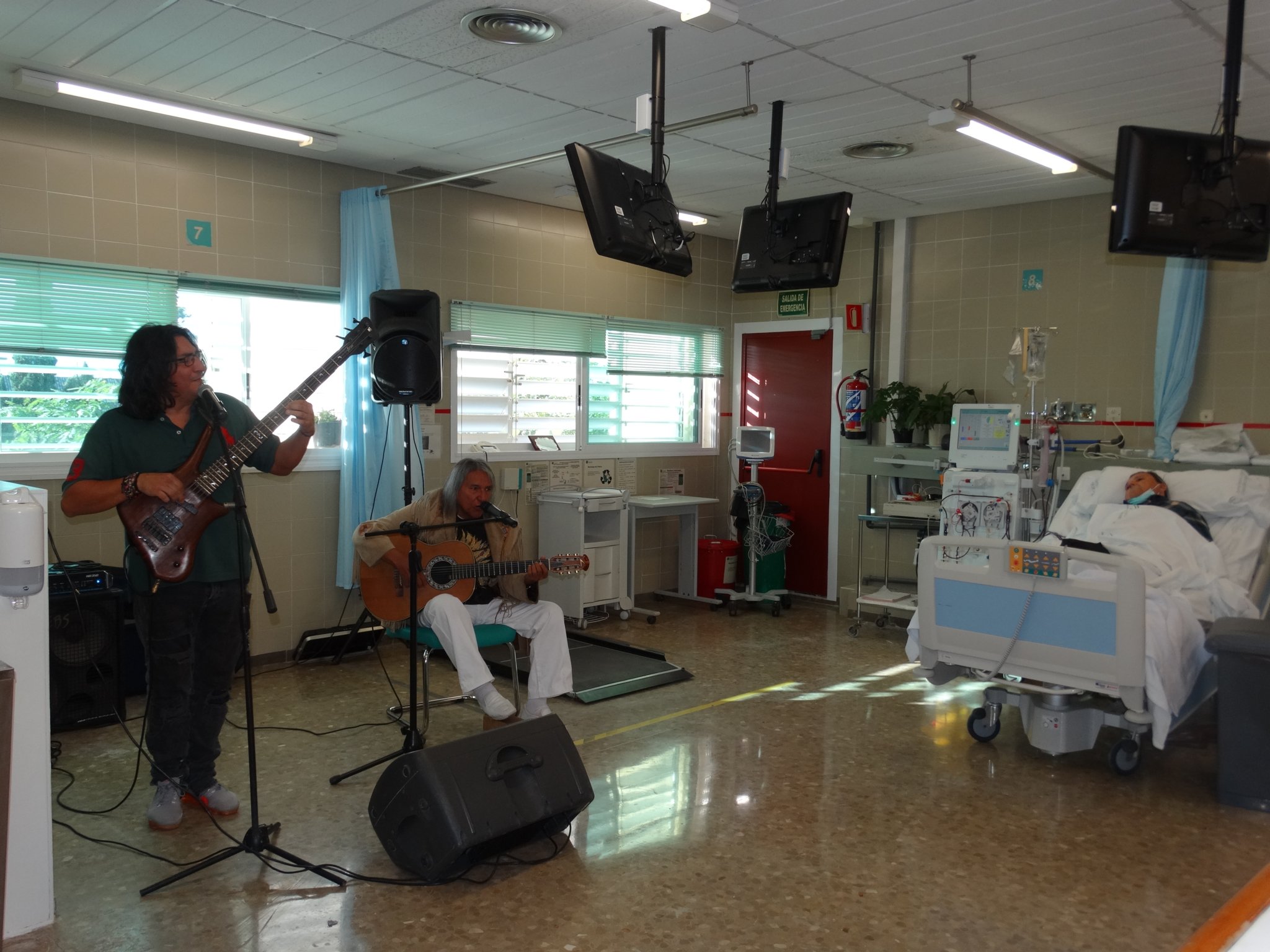 La unidad de Hemodiálisis del Hospital Costa del Sol ha acogido un concierto de guitarra acústica cuyo objetivo es acompañar a los pacientes que están recibiendo tratamiento