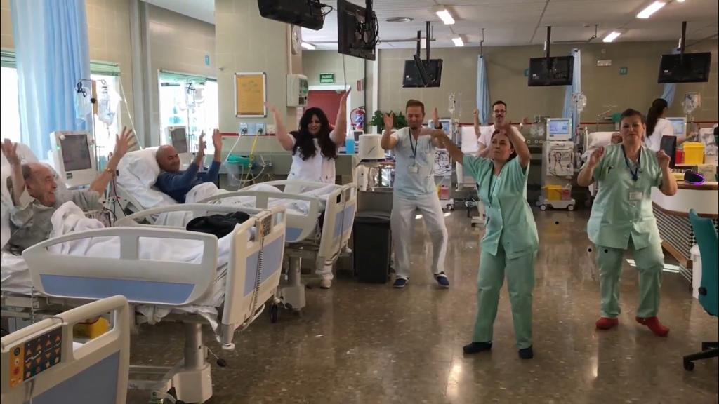 El equipo de profesionales y los pacientes de la unidad de Hemodiálisis del Hospital Costa del Sol se suman con su propio baile a la campaña #HemodialisisBaila