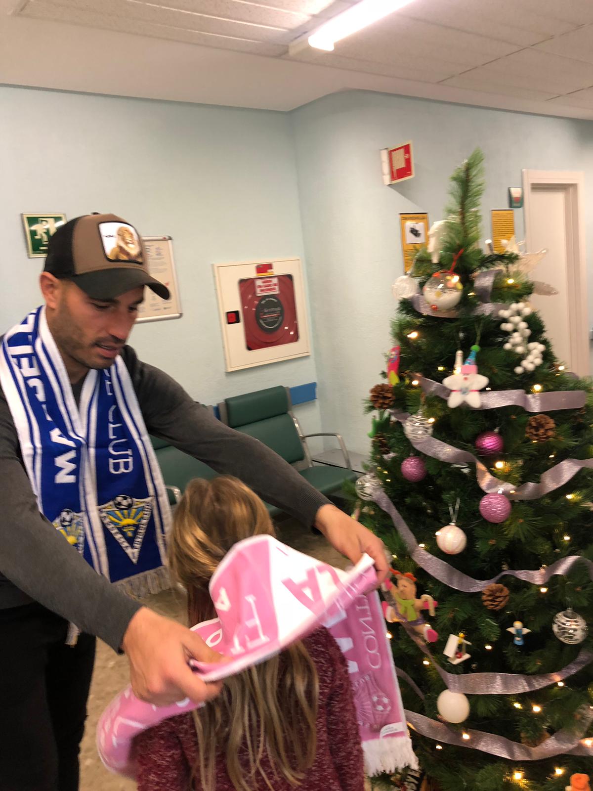 Jugadores del Marbella Fútbol Club visitan el Área de Pediatría del Hospital Costa del Sol