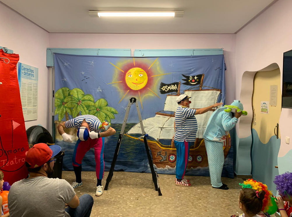 Los más pequeños de la planta de Pediatría asisten a la magia del teatro de la mano de la Compañía Osmara Teatro