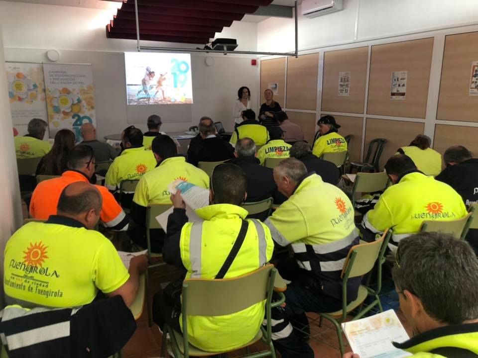Más de 200 trabajadores de exterior de Fuengirola participan en las jornadas de concienciación para promover y modelar conductas de protección solar