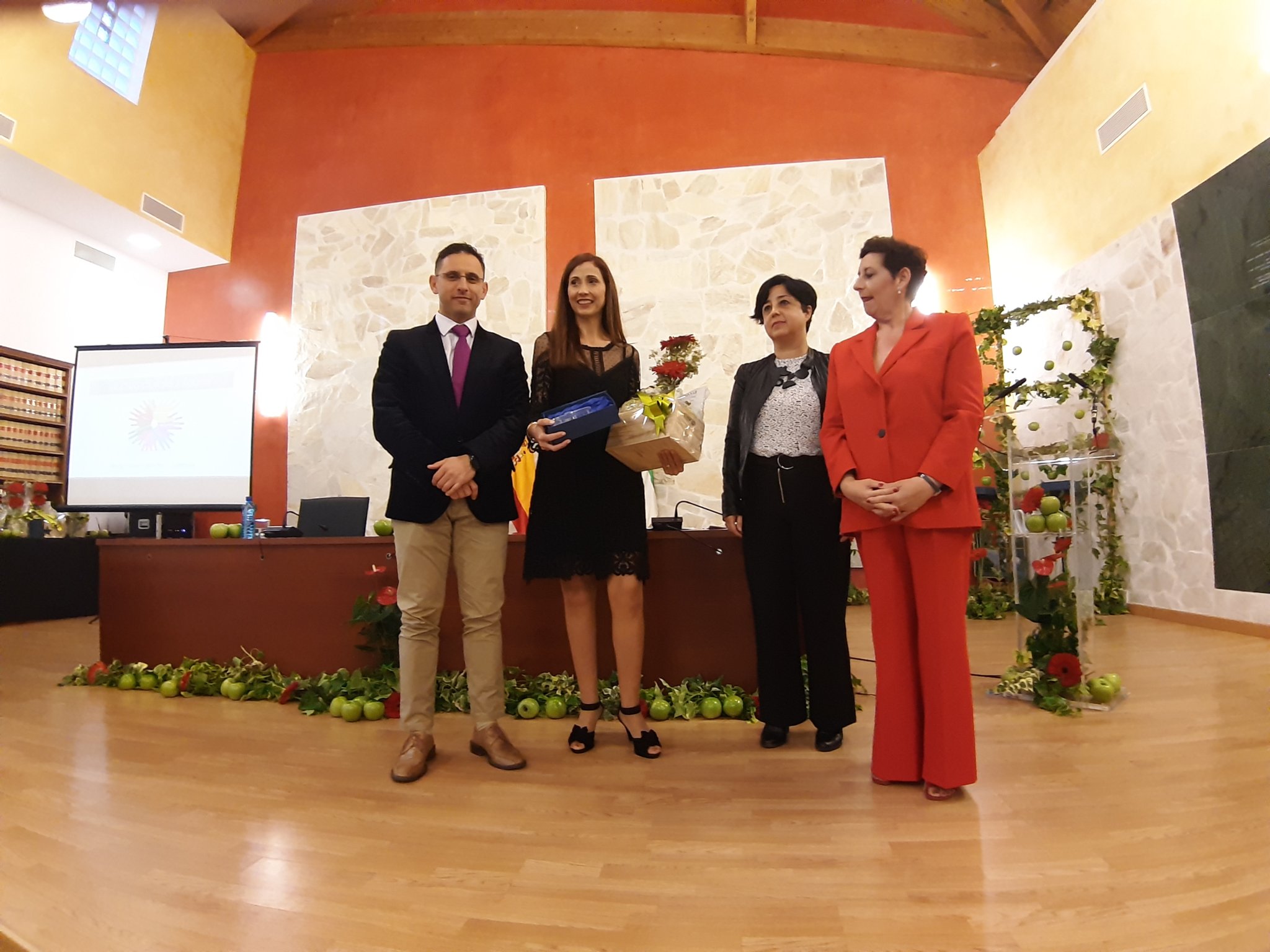 Una enfermera de Pediatría del Hospital Costa del Sol, reconocida por el Ayuntamiento de Ojén con motivo del Día Mundial de la Salud