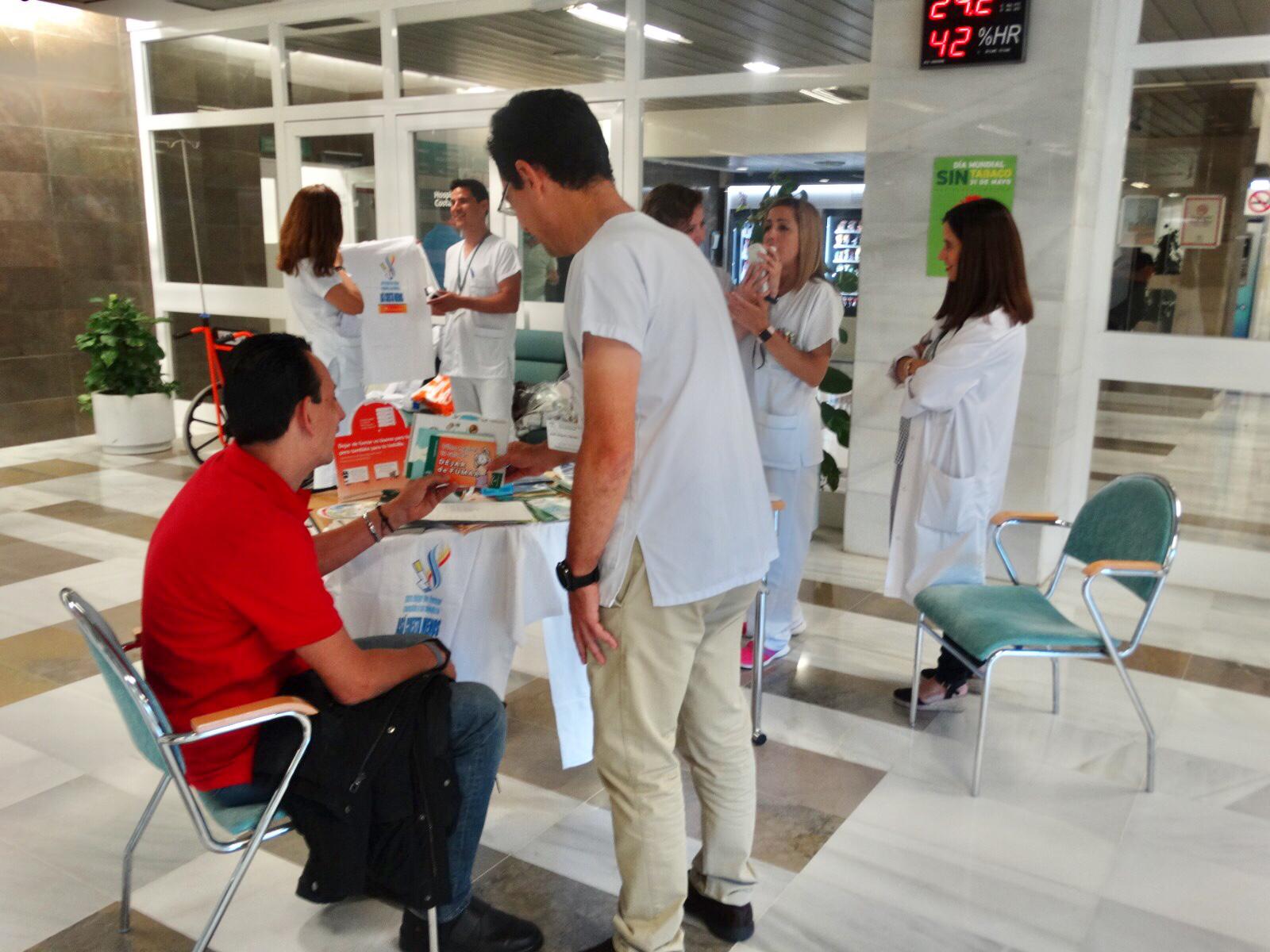 Los hospitales Costa del Sol y Benalmádena realizan una campaña para informar y concienciar de la importancia de dejar de fumar