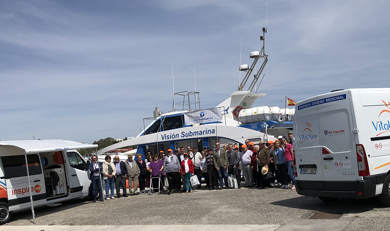 Pacientes con EPOC de la Agencia Sanitaria Costa del Sol participan en una actividad neumoambiental en el Estrecho de Gibraltar junto con profesionales de la unidad de Neumología del Hospital Costa del Sol