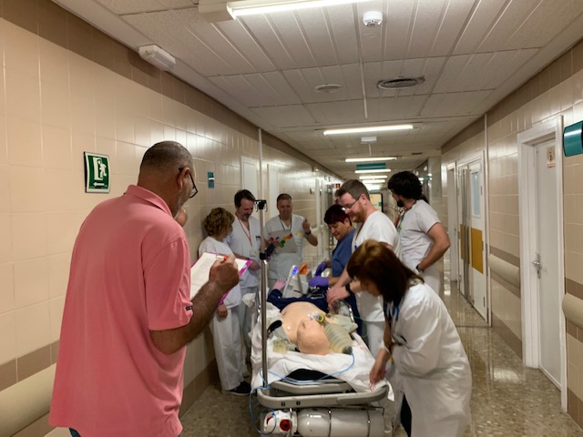El Hospital Costa del Sol organiza un simulacro de parada cardiorrespiratoria de un niño en el área de Consultas Externas de Pediatría