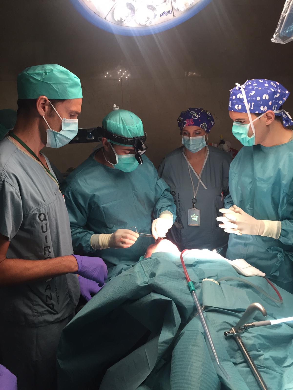El Hospital Costa del Sol inicia la colocación de prótesis fonatorias en pacientes sometidos a extirpación de laringe, lo que les permite recuperar la voz