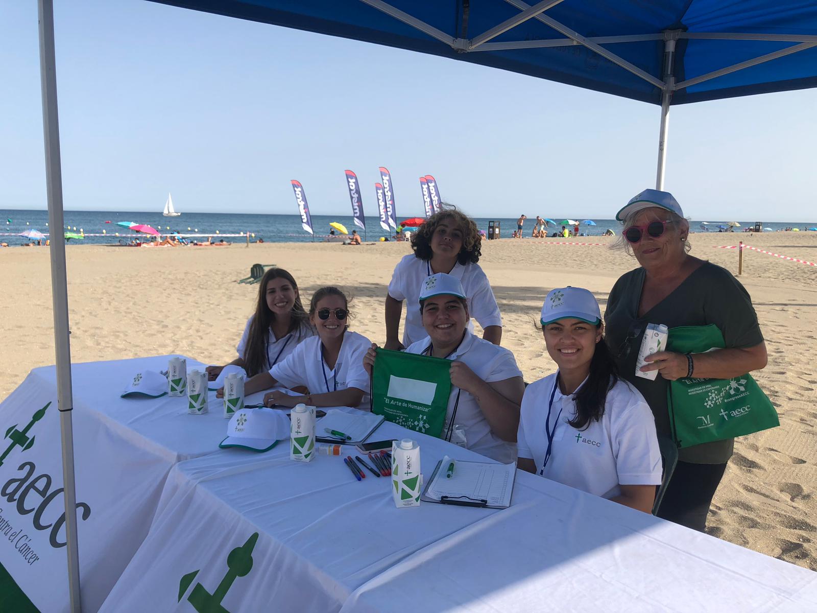 La AECC en colaboración con la Campaña 'Disfruta del sol sin dejarte le piel' organizan una 'Fiesta Soludable' en la Playa del Castillo de Fuengirola