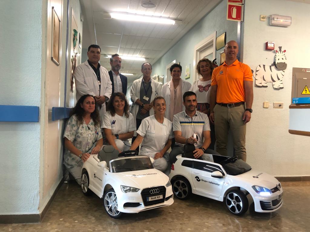 El Hospital Costa del Sol recibe la donación de dos mini coches eléctricos para los niños ingresados