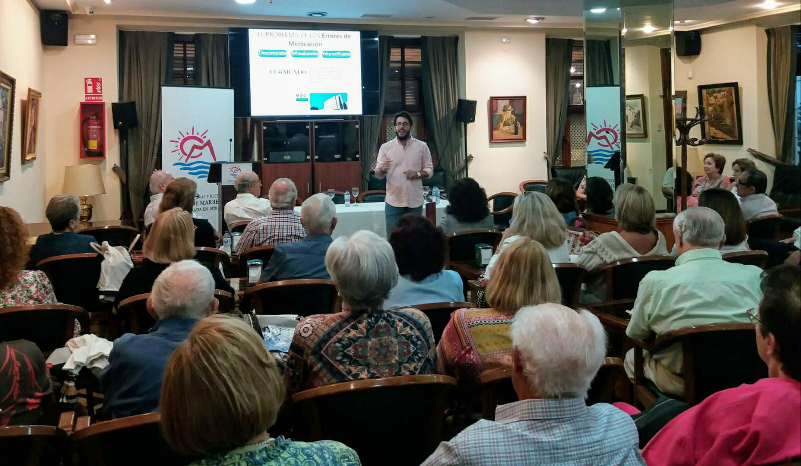 El área de Farmacia del Hospital Costa del Sol ofrece a las asociaciones de pacientes una charla sobre la importancia de los errores de medicación y de su prevención