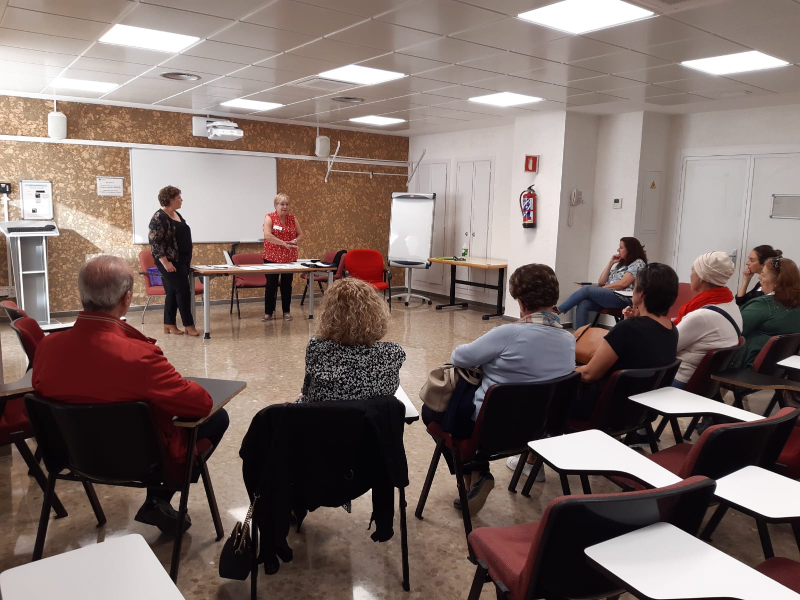 Pacientes y profesionales del Hospital Costa del sol forman a personas con cáncer de mama para que aprendan a mejorar su calidad de vida