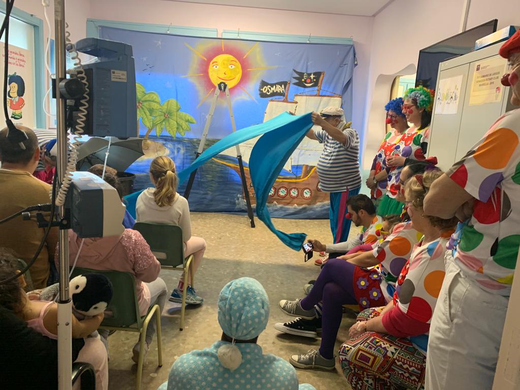 Los más pequeños de la planta de Pediatría asisten a la magia del teatro de la mano de la Compañía Osmara Teatro