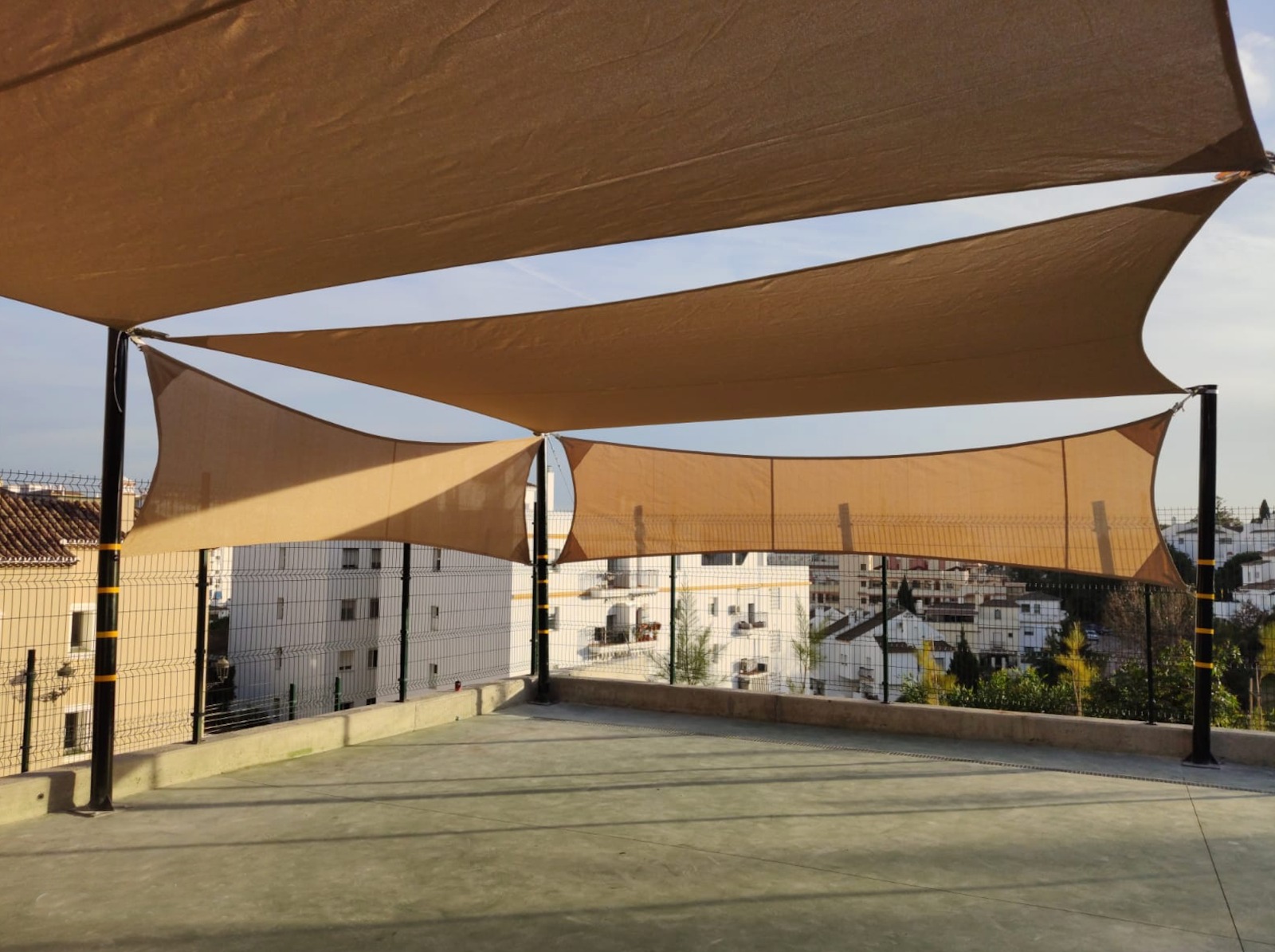 Instalada la estructura sombra en el IES Mar de Alborán, premio a este centro educativo en el seno de la Campaña de Fotoprotección 2019 ‘Disfruta del sol sin dejarte la piel’