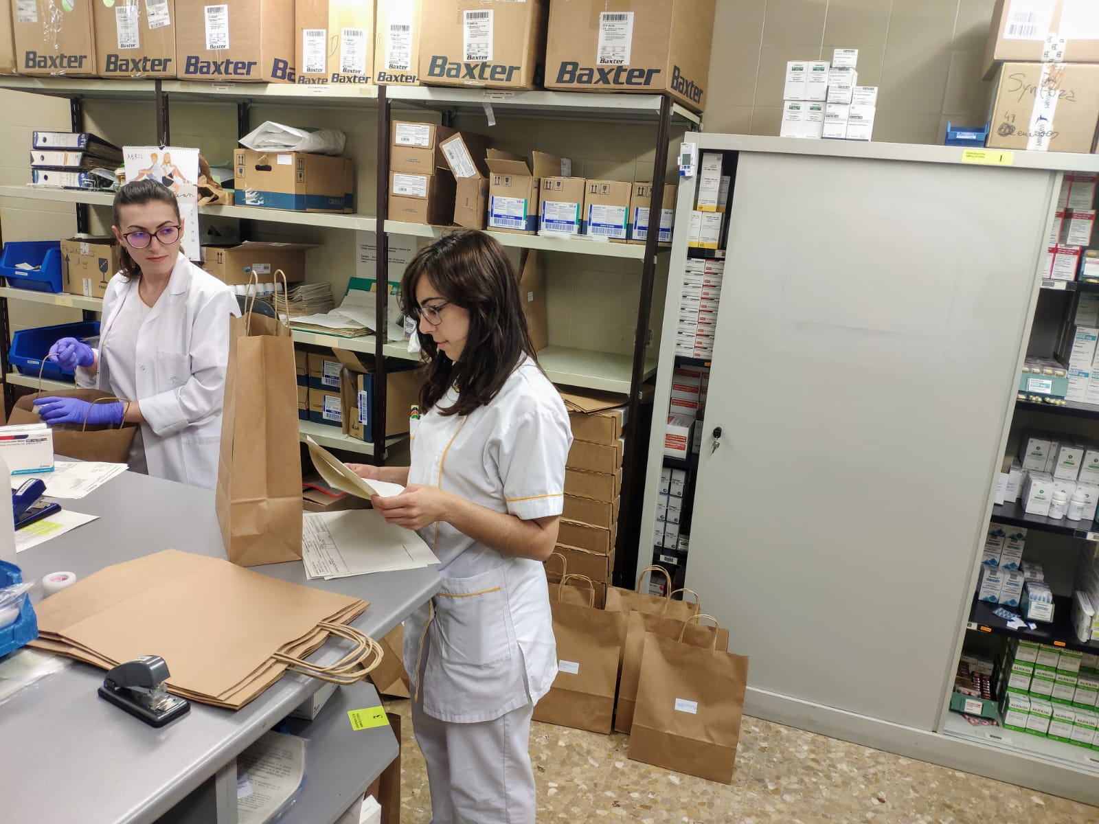 El Área de Farmacia y Nutrición del Hospital Costa del Sol pone en marcha un servicio temporal de entrega delegada de medicación hospitalaria a domicilio, bajo la supervisión del farmacéutico especialista