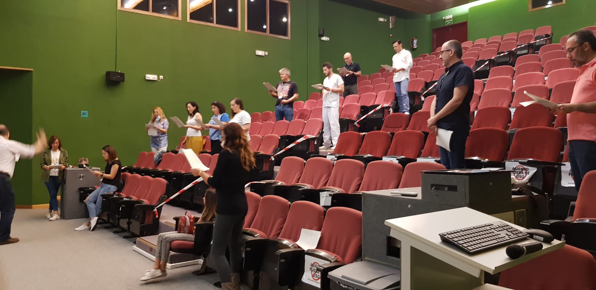 Profesionales de la Agencia Sanitaria Costa del Sol rinden homenaje a los fallecidos por coronavirus cantando la canción ‘Hallelujah’ de Leonard Cohen