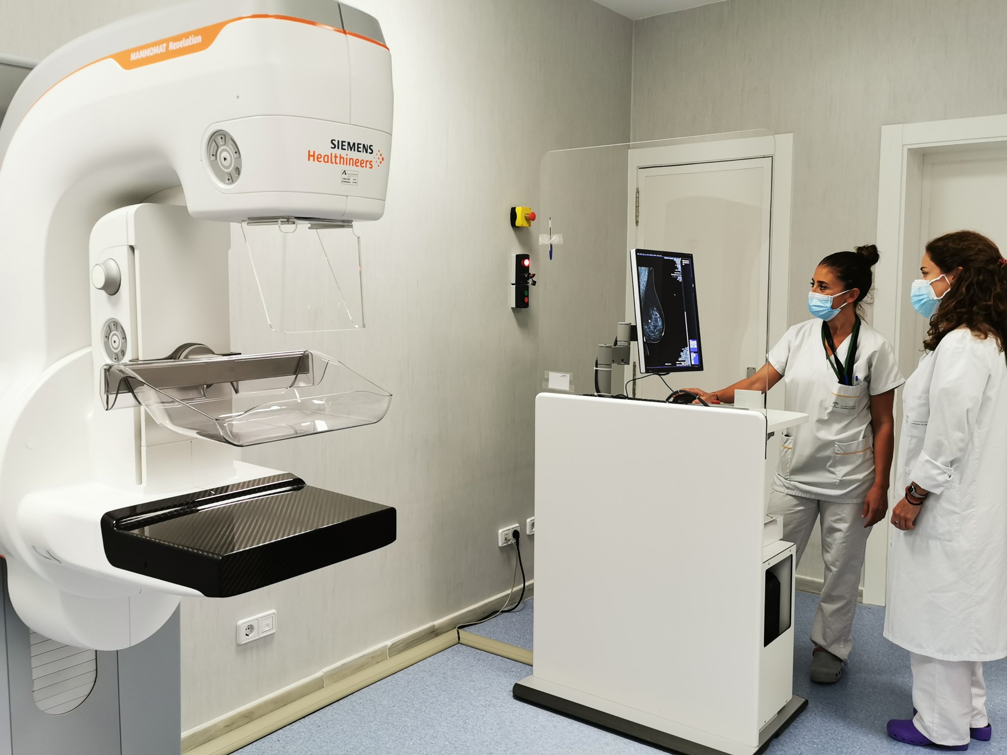 El Hospital Costa del Sol incorpora un nuevo mamógrafo de última generación más rápido y sensible que mejora la detección de las lesiones y el confort de las pacientes