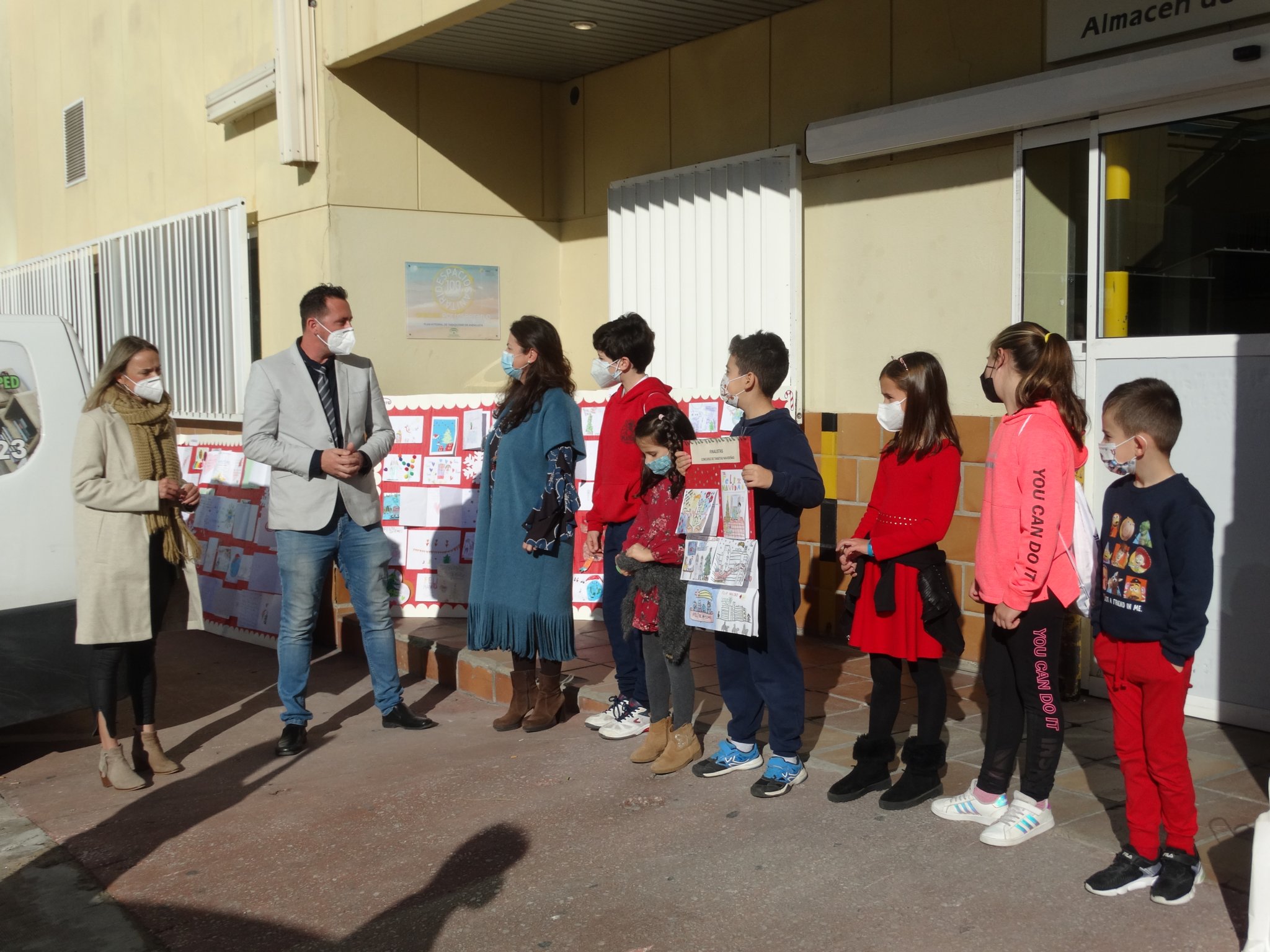 Estudiantes del CP Platero de Marbella crea murales con tarjetas navideñas dedicados a los profesionales del Hospital Costa del Sol