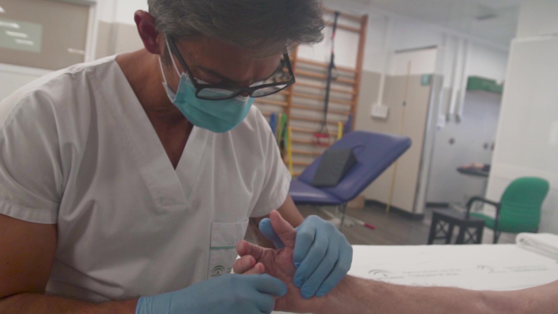 El Hospital Costa del Sol pone en marcha una videoteca para que los pacientes complementen su rehabilitación con un programa guiado de ejercicios domiciliarios