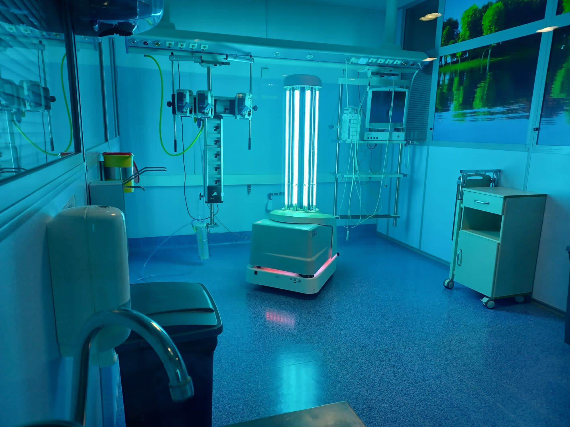 La Agencia Sanitaria Costa del Sol cuenta con una nueva plataforma robótica de desinfección rápida por emisión de luz ultravioleta